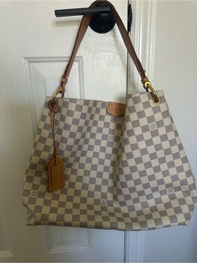 Louis Vuitton Grateful Handbag MM
Pink inside